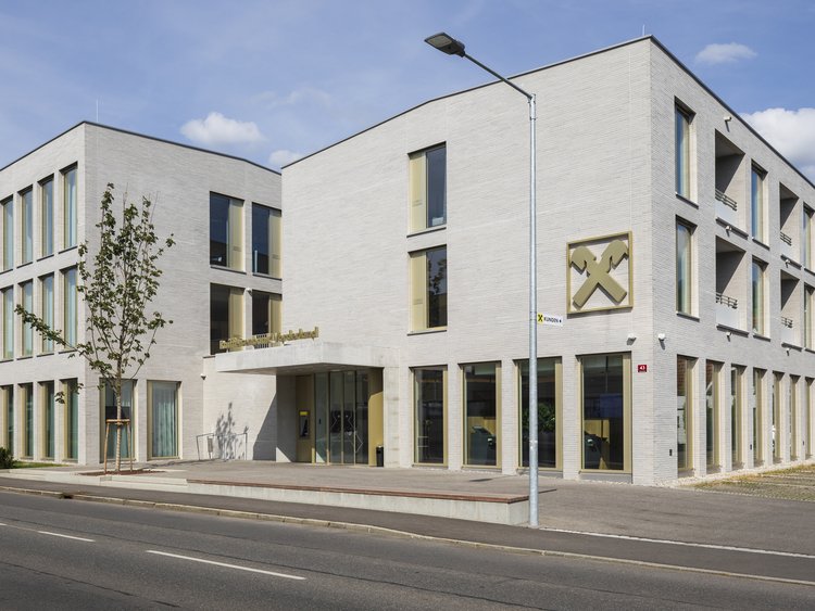 Gebäude der Raiffeisenbank auf einer Hauptstraße mit Parkplatzmöglichkeit 