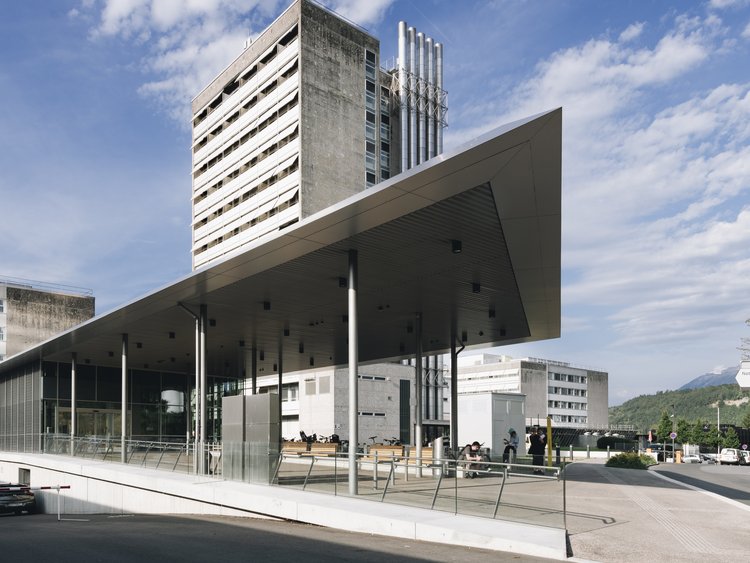 Krankenhauseinfahrt mit großzügigem Eingangsbereich zum Krankenhaus.