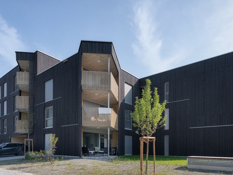 Außenansicht des Gebäudes mit dunkler Fassade