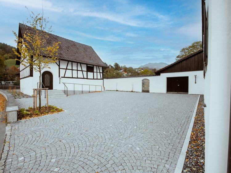 Segmentbogenpflasterung des Pfarrhofs