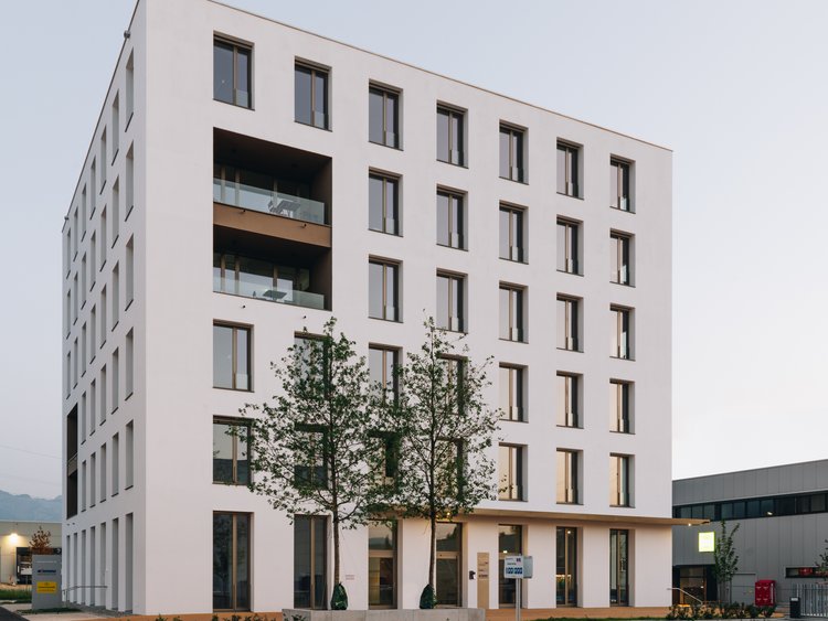 Hotel Hochbau mit sechs Stockwerken