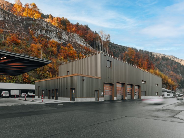 Vorderseite KFZ-Gebäude mit hinterlüfteter Metallfassade