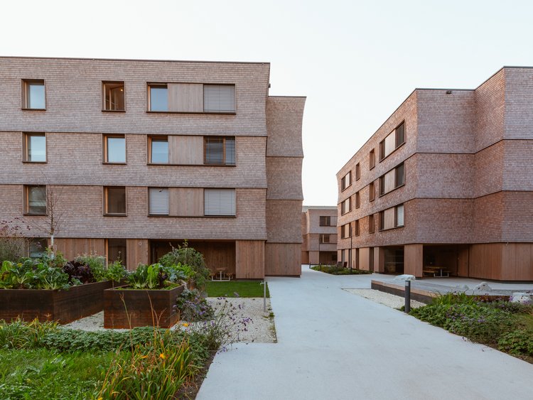 Drei Gebäude der Wohnhausanlage mit Einblick in den Innenhof